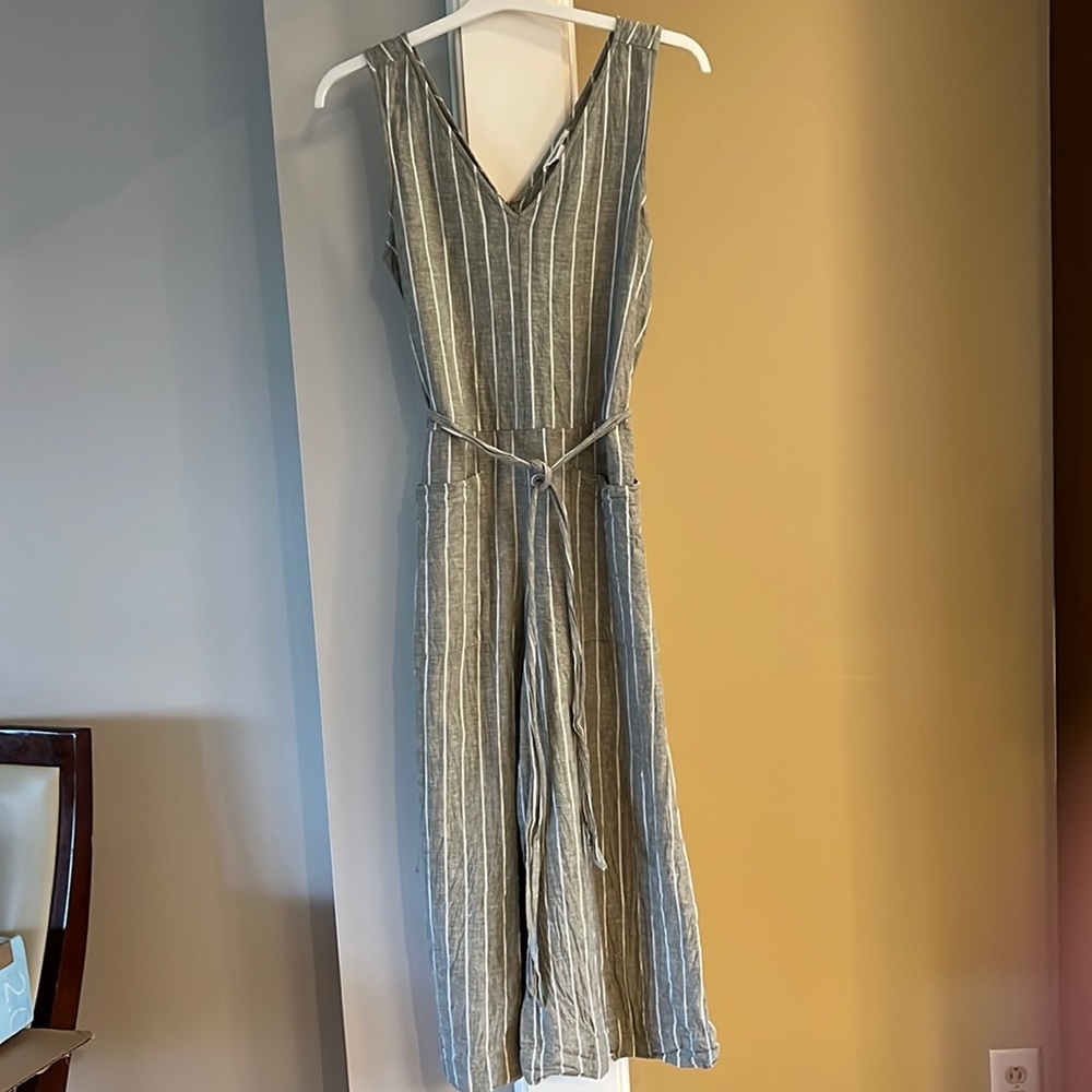 Beechlunchlounge grey and white jump suit.